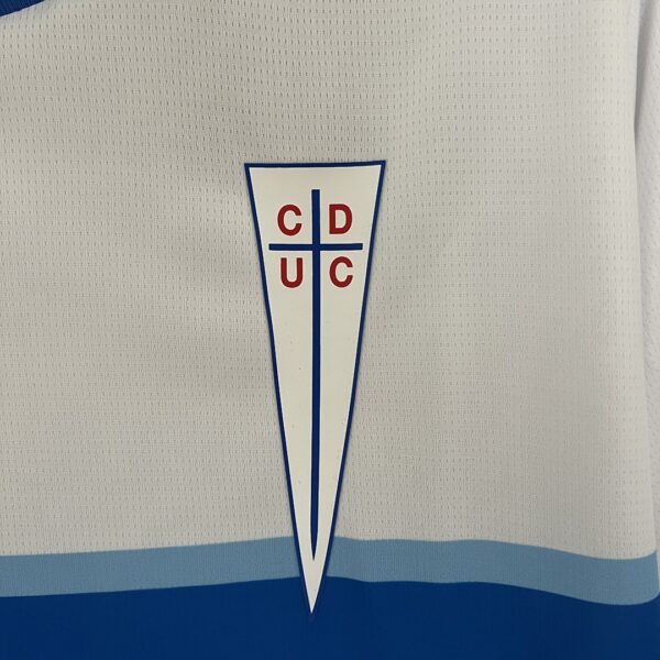 Camiseta Universidad Catolica 2023 Local - detalle escudo