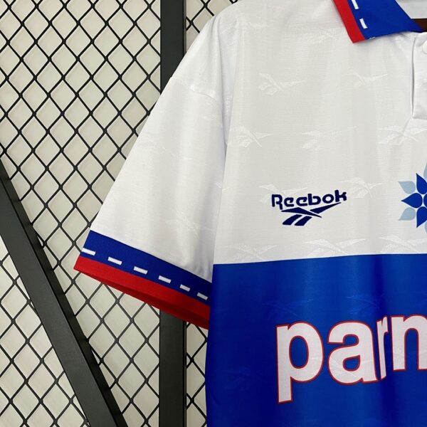 Camiseta Universidad Catolica 1998 Local Retro - detalle escudo UC