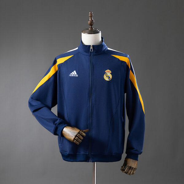 Camiseta Real Madrid 2024/25 Chaqueta Entrenamiento — detalle logo Adidas
