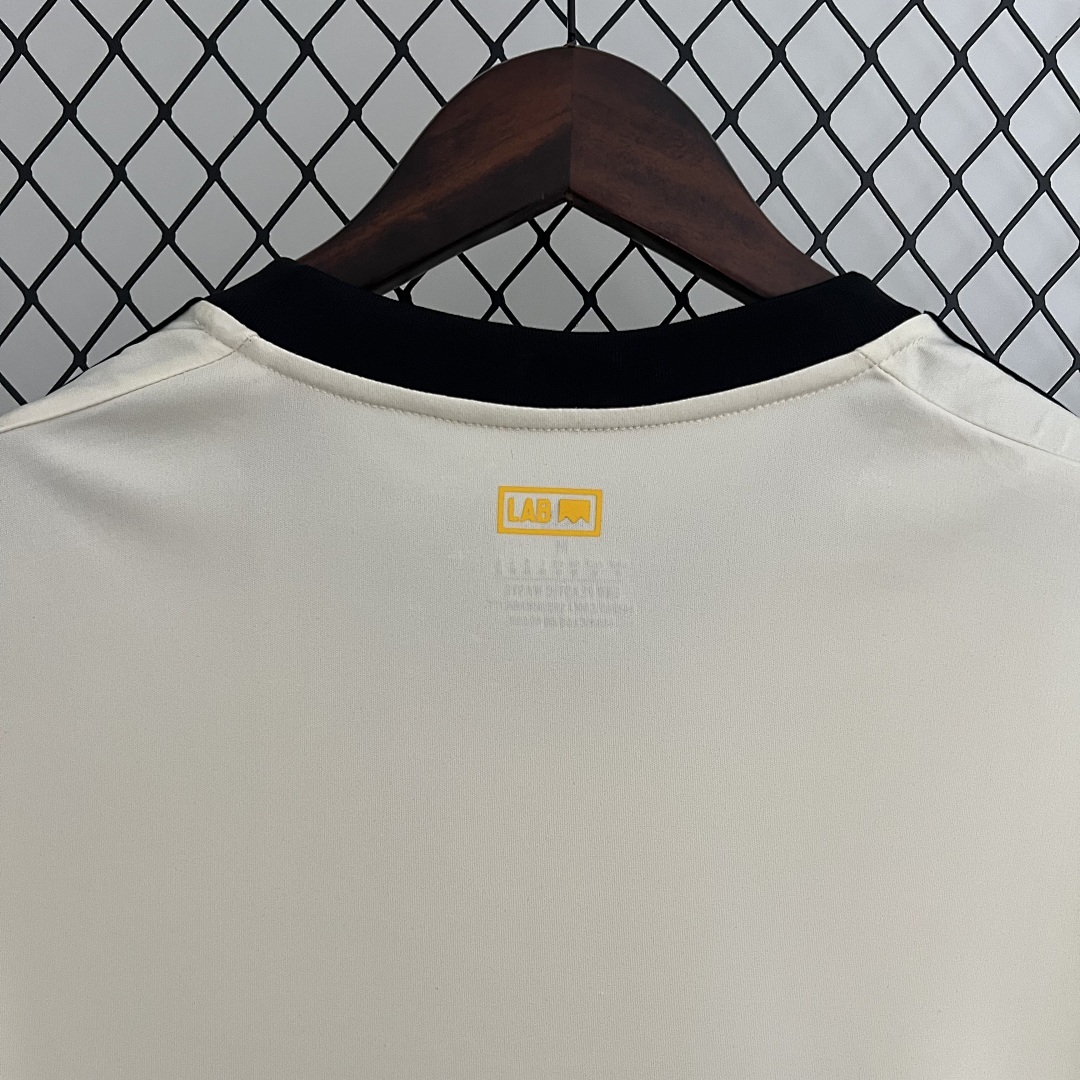 Camiseta Atlético Mineiro 2021 Edición Especial Manto da Massa 113 — detalle logo Adidas y escudo CAM