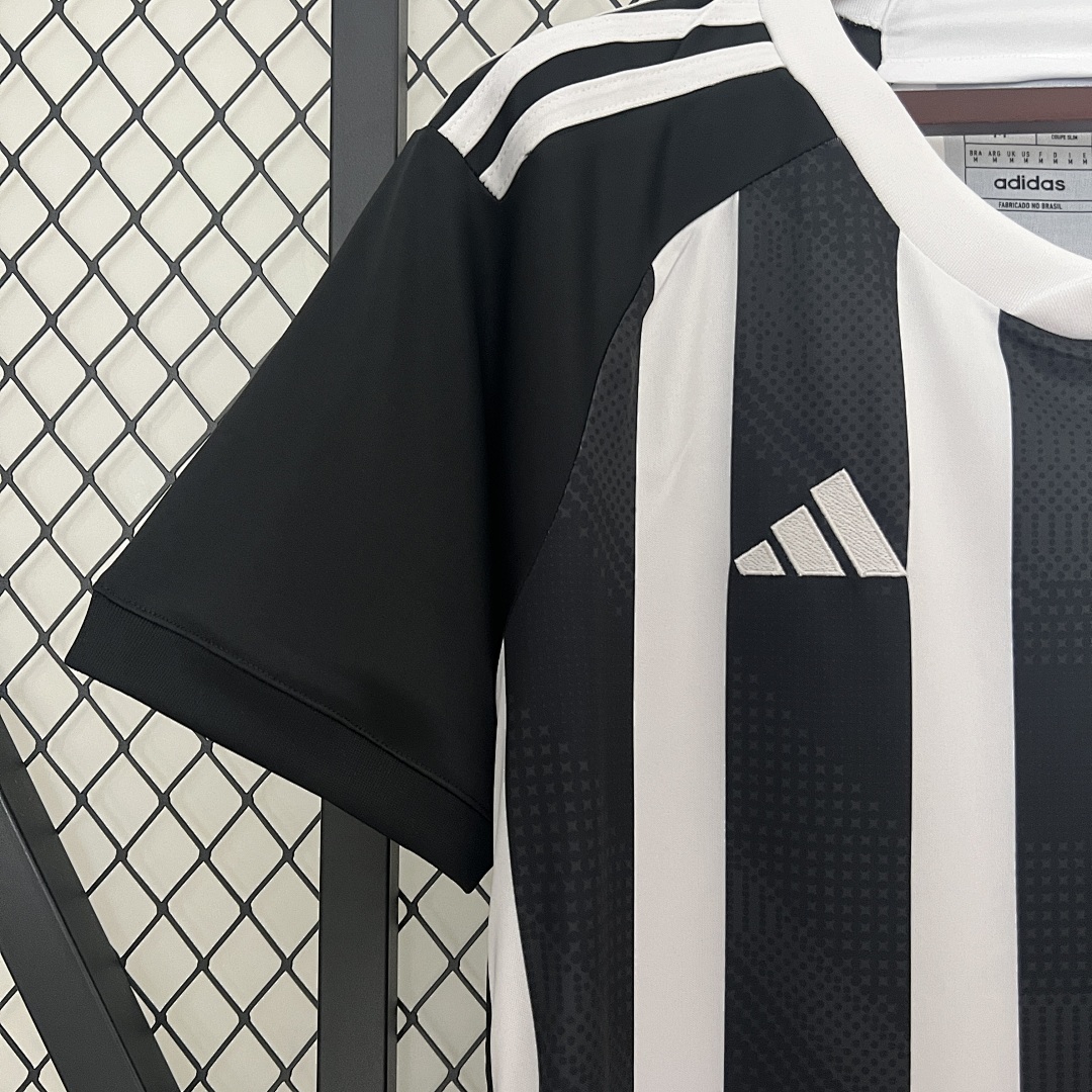 Camiseta Atletico Mineiro 2023/24 Local — detalle escudo