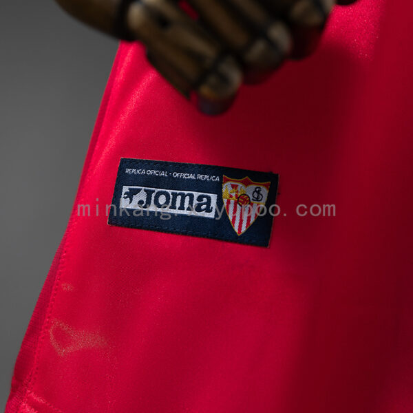 Camiseta Sevilla 2006 Retro Local – detalle escudo