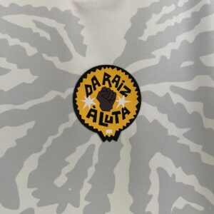 Camiseta Internacional 2023/24 Tercera Edición Especial — detalle escudo