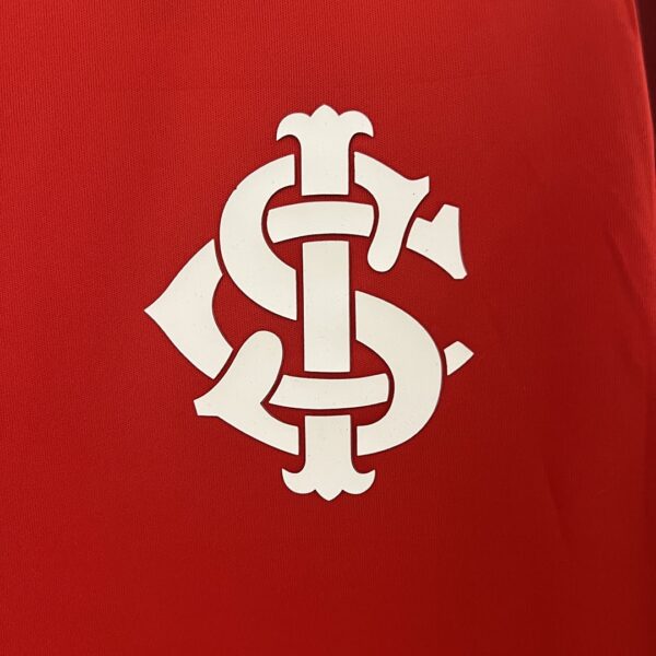 Camiseta Internacional 2024/25 Entrenamiento — detalle escudo