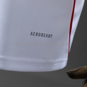 Camiseta Eintracht Frankfurt 2022/23 Local - detalle escudo