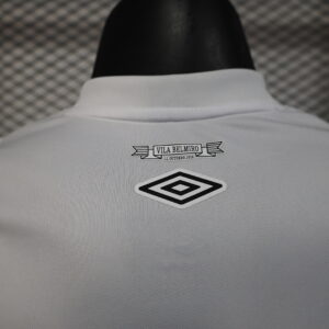 Camiseta Santos FC 2023 Local — detalle escudo
