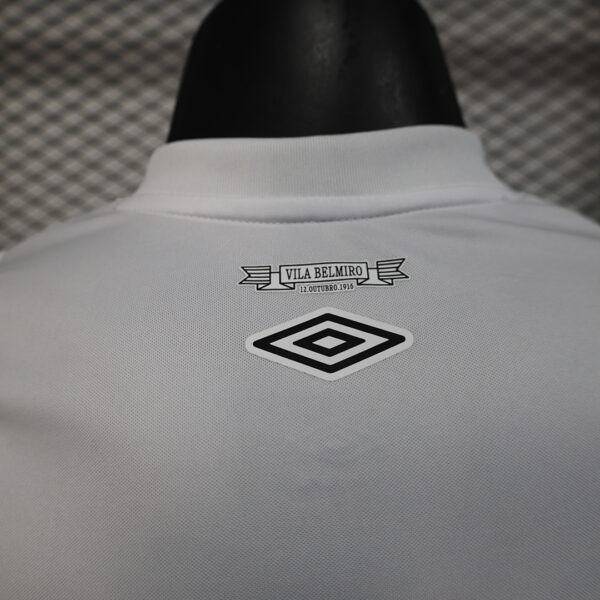 Camiseta Santos FC 2023 Local — detalle escudo