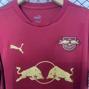 Camiseta RB Leipzig 2023/24 Local - detalle manga derecha y logo Puma