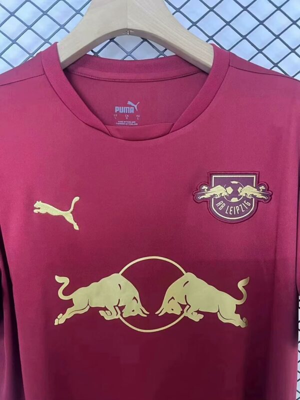Camiseta RB Leipzig 2023/24 Local - detalle manga derecha y logo Puma
