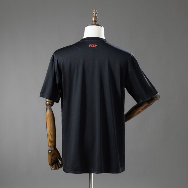Camiseta FC St. Pauli Retro Kiezhelden Negra - detalle escudo del club