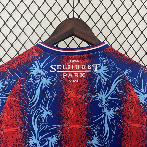 Camiseta Crystal Palace 2023 Local - detalle escudo
