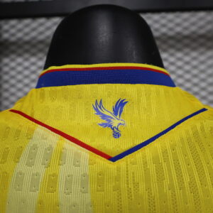 Camiseta Crystal Palace 2023/24 Visita - detalle escudo