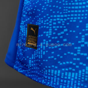 Camiseta Olympique de Marseille 2023/24 Tercera - detalle escudo del club