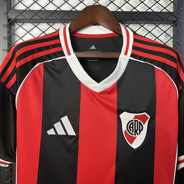 Camiseta River Plate 2023/24 Visita - detalle del logo Adidas