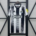 Camiseta Newcastle United 2024/25 Local - detalle escudo