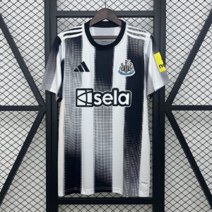 Camiseta Newcastle United 2024/25 Local - detalle escudo