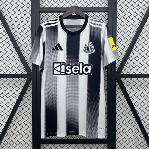 Camiseta Newcastle United 2024/25 Local - detalle escudo