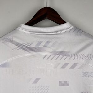 Camiseta Tottenham Hotspur 2023/24 Local - detalle escudo y patrocinador