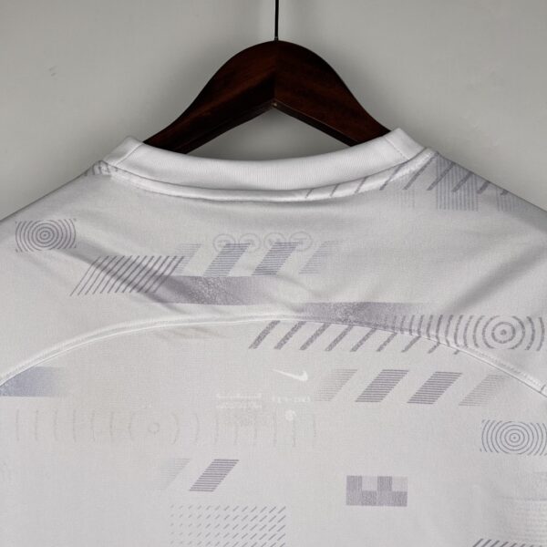 Camiseta Tottenham Hotspur 2023/24 Local - detalle escudo y patrocinador