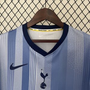 Camiseta Tottenham Hotspur 2023/24 Visita - detalle escudo