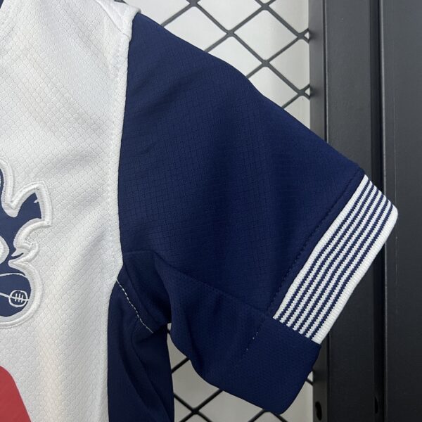 Camiseta Tottenham 2023/24 Local - detalle escudo