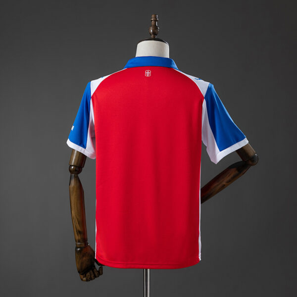 Camiseta Universidad Católica 2024 Visita - detalle escudo CD UC