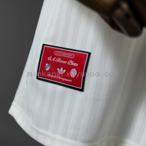 Camiseta River Plate 1991 Retro Visita Edición Especial - detalle logo Adidas y hombro derecho