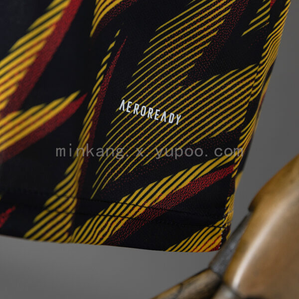 Camiseta AS Roma 2023/24 Pre-Partido - detalle escudo del zorro