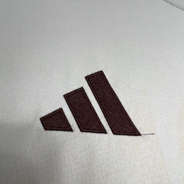 Camiseta AS Roma 2023/24 Visita - detalle escudo