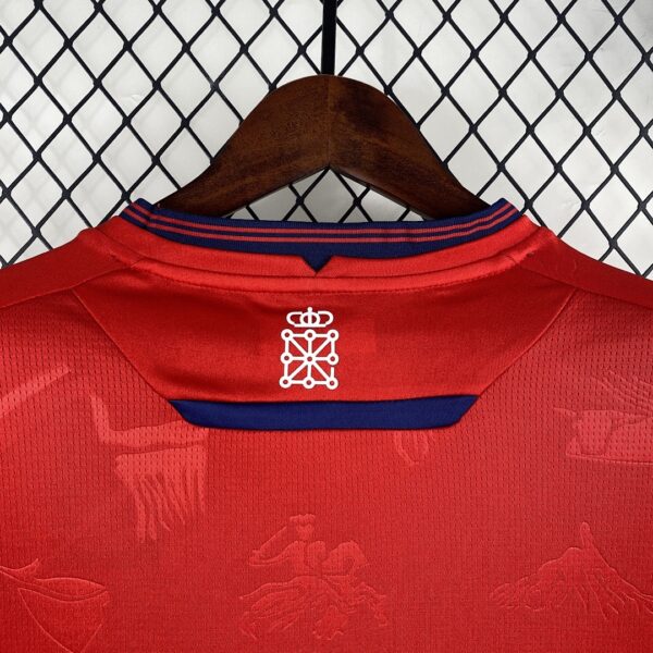 Camiseta Osasuna 2023/24 Local — detalle logo Macron
