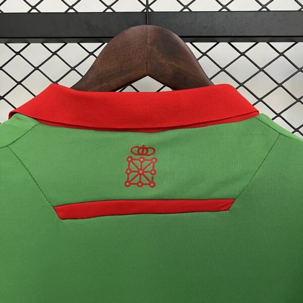 Camiseta Osasuna 2023/24 Visita — detalle manga y logo Omron