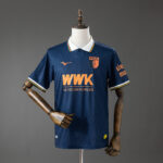 Camiseta FC Augsburg 2023/24 Edición Especial - detalle escudo