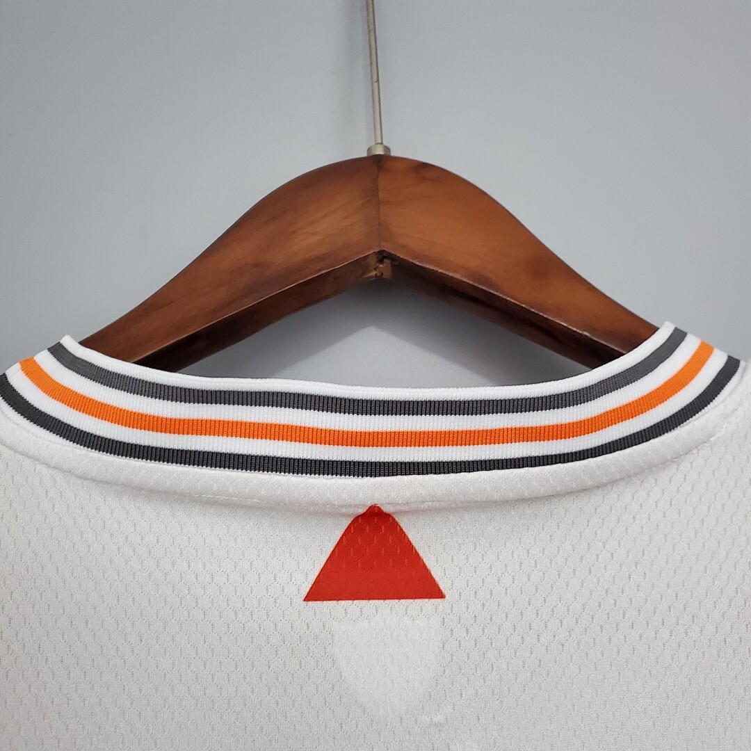 Camiseta Atletico Mineiro 2023/24 Local — detalle escudo