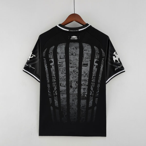 Camiseta Atletico Mineiro 2023 Local — detalle escudo