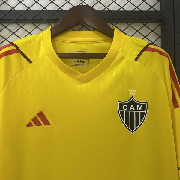 Camiseta Atlético Mineiro 2024/25 Arquero — detalle escudo