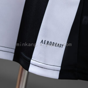Camiseta Atlético Mineiro 2023/24 Local — detalle escudo