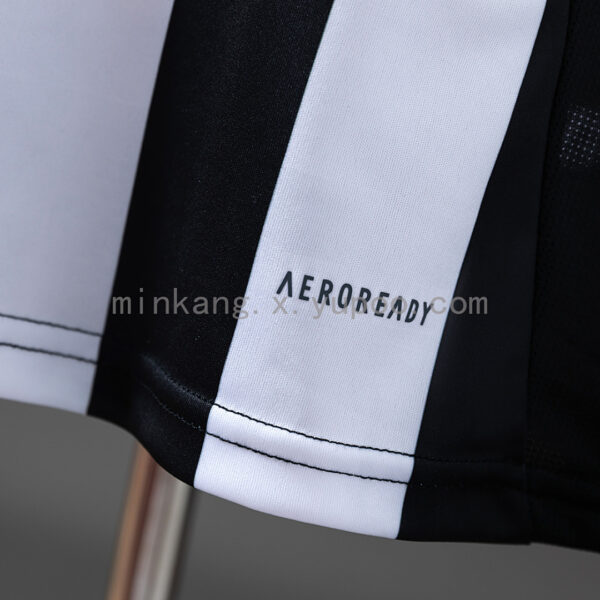 Camiseta Atlético Mineiro 2023/24 Local — detalle escudo