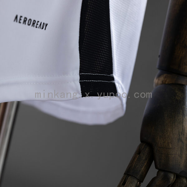 Camiseta Atlético Mineiro 2024/25 Local Mujer — detalle escudo