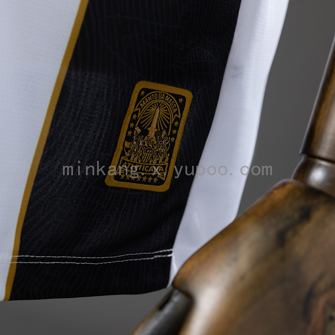 Camiseta Atlético Mineiro 2021/22 Edición Especial — detalle escudo