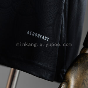 Camiseta Atletico Mineiro 2023 Entrenamiento Mujer — detalle escudo