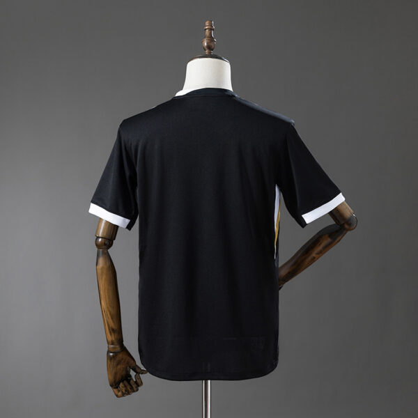Camiseta Atlético Mineiro 2023/24 Local — detalle escudo