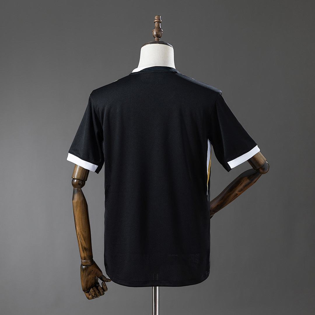 Camiseta Atlético Mineiro 2023/24 Local — detalle escudo