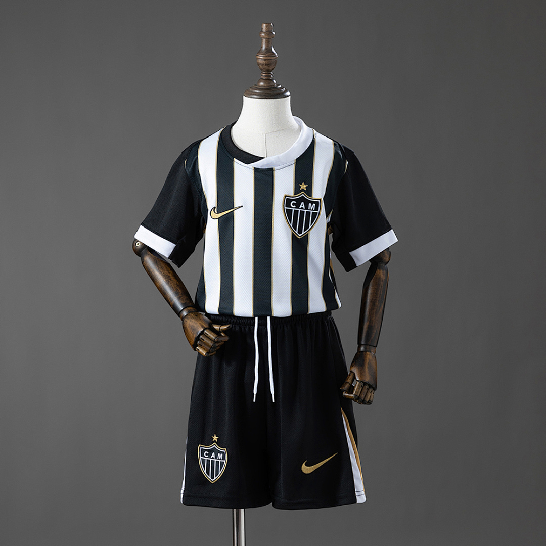Camiseta Atlético Mineiro 2023/24 Local — detalle escudo