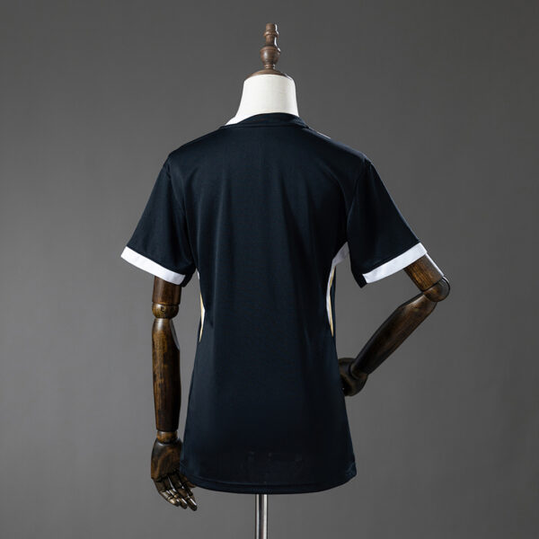 Camiseta Atlético Mineiro 2024/25 Local Mujer — detalle cuello y hombro izquierdo