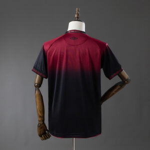 Camiseta Club Athletico Paranaense 2023/24 Tercera — detalle escudo Umbro