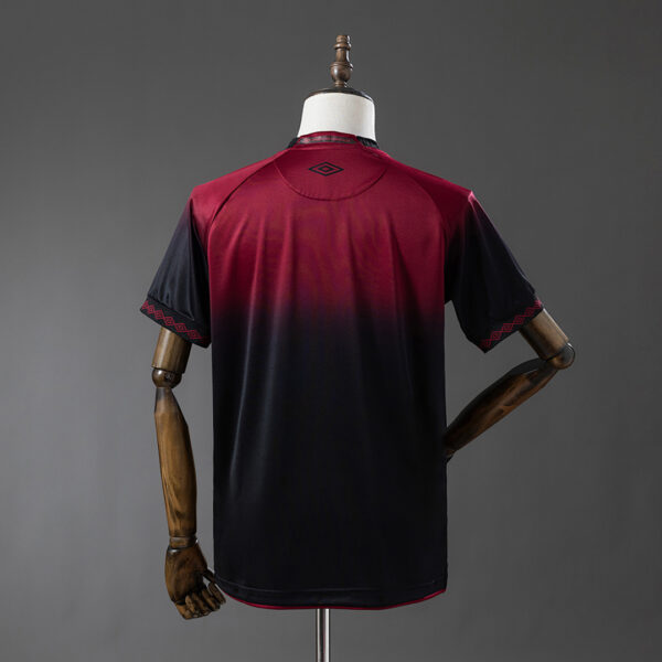 Camiseta Club Athletico Paranaense 2023/24 Tercera — detalle escudo Umbro