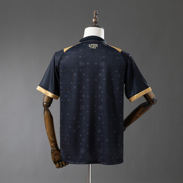 Camiseta Esporte Clube Bahia 2023/24 Edición Especial Afro Punk — detalle escudo