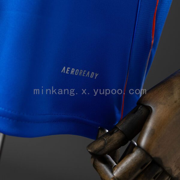 Camiseta Universidad de Chile 2024 Local - detalle escudo