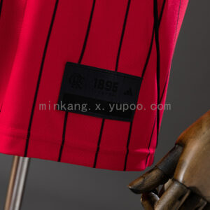Camiseta Flamengo 2023/24 US Pack — detalle escudo