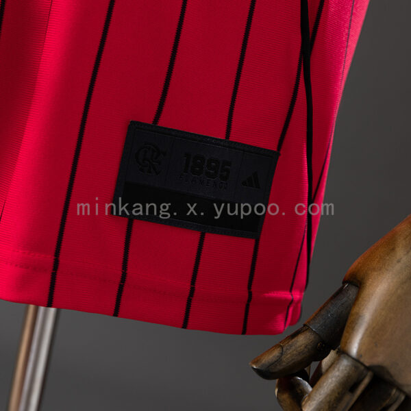 Camiseta Flamengo 2023/24 US Pack — detalle escudo